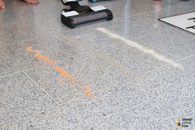 Tineco Wischsauger entfernt trockenen Schmutz.